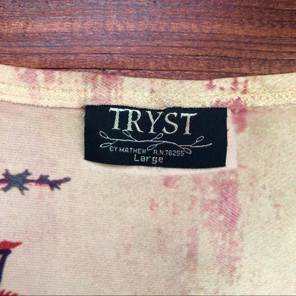 Tryst By Mathew Top Large Floral V Neck 3/4 Sleeve - Picture 3 of 5